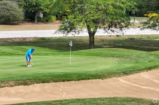 Bowes Country Club near La Fox offers summer golf and dining.