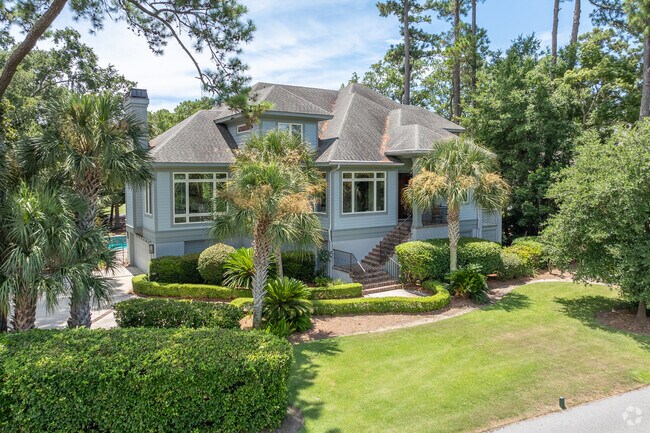Largest estates on golf courses are found at the heart of Sea Pines.