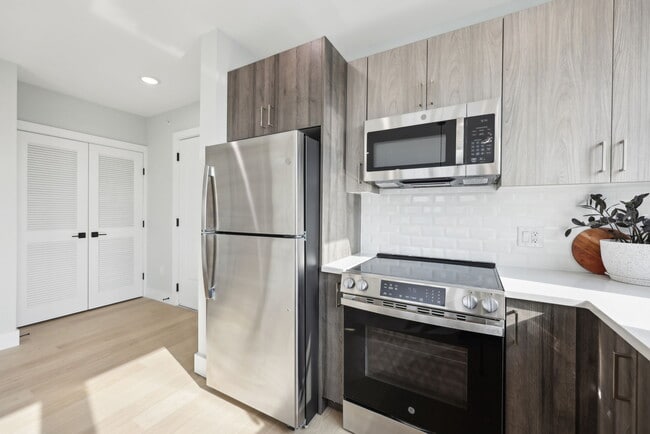 Astor by Gomes, Newark, NJ 07114 - photo 5