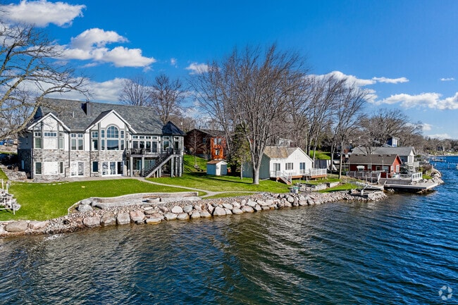Upscale homes with dock access line Lake Pulaski.