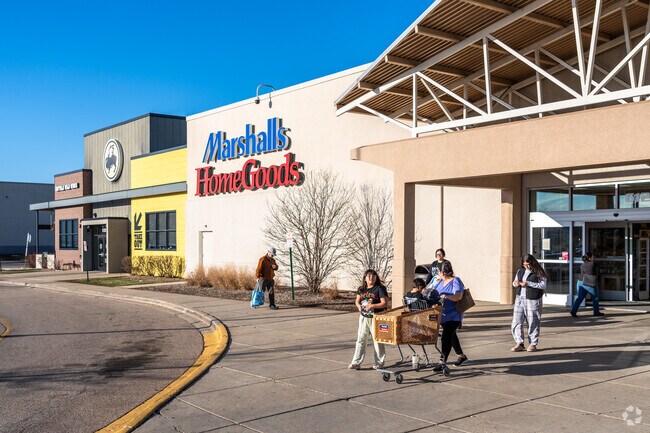 Gurnee Mills, a quick drive from Gurnee, has great stores like Marshalls and Home Goods.