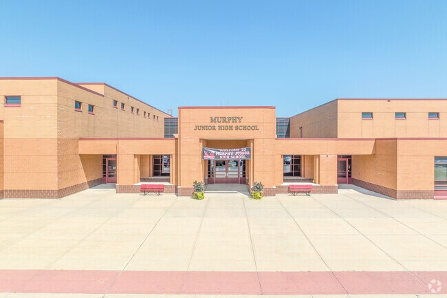 Murphy Junior High School has challenging honors courses for students of Grande Park.