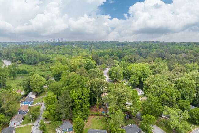 Swallow Circle-Baywood displays a tight-knit, welcoming layout south of Downtown Atlanta.