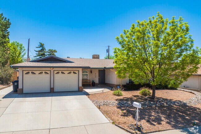 Ranch homes are common in Loma del Rey.