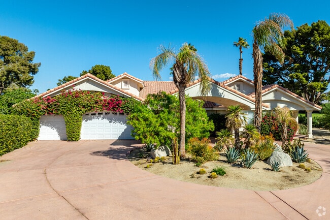 Homes in Avondale have well manicured desert landscaping.