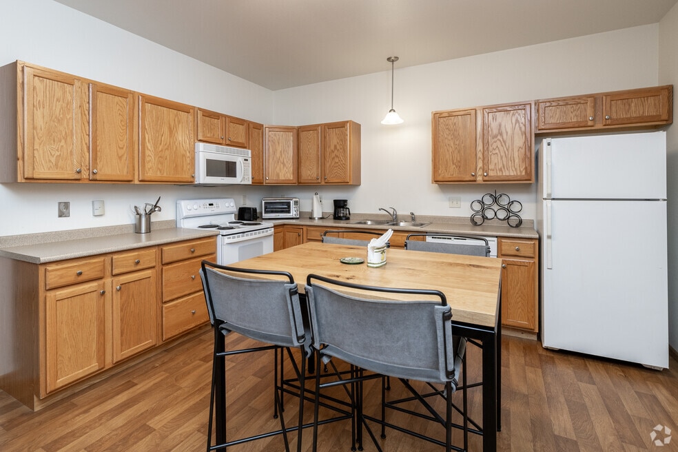 The Estates at Moorhead - All Inclusive 55+