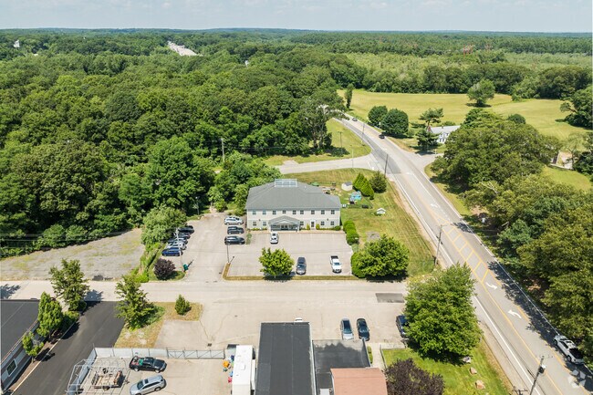 Context view of Montessori Of Greenwich Bay.