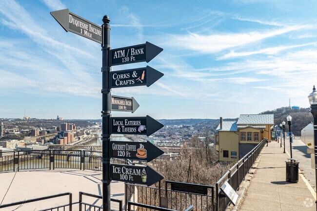 Signs help you know where to go in Mount Washington.