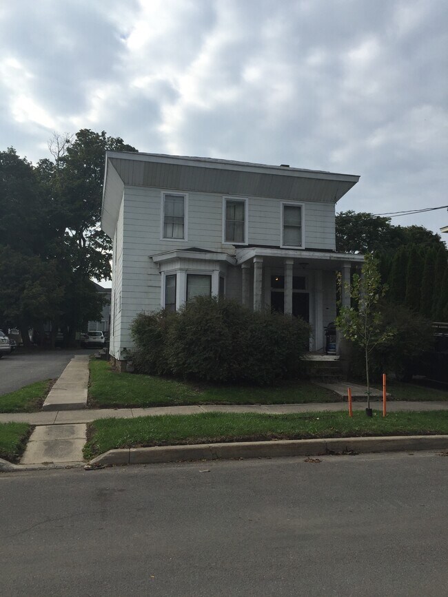 166 W 4th St, Oswego, NY 13126