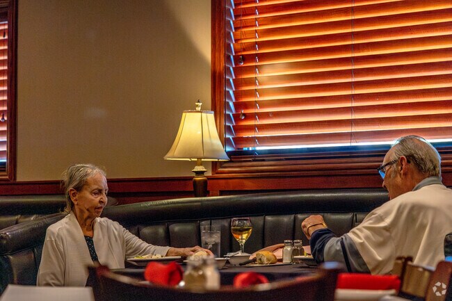 Cantigny residents enjoying lunch at the popular Cooper's Corner.