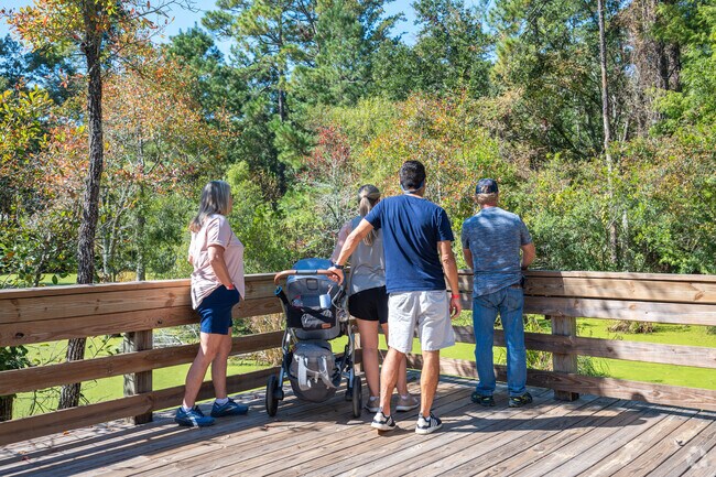 River Pointe Plantation families check out the alligators at the Chehaw Park & Zoo.