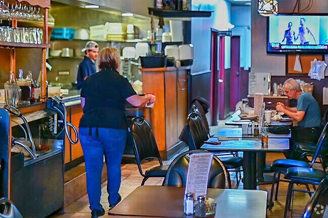 At The Auburn Cafe, you can get authentic Greek food in River Rouge.