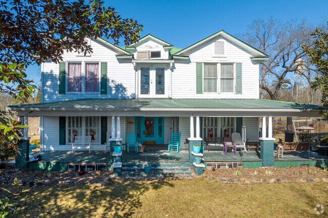 An old home still looks like new in Ragland Alabama.