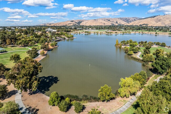 Reflecting the beauty of nature, the lake in Grimmer is perfect for quiet moments.