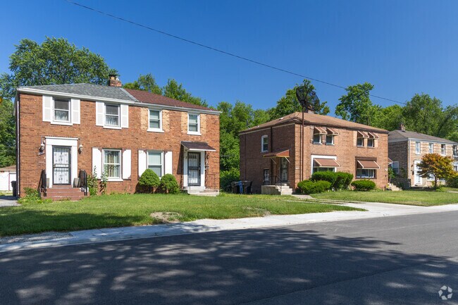 Some Jeffrey Manor homes have extra large front lawns.