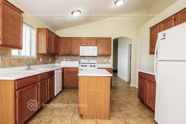 13146 W Alvarado Cir, Goodyear, AZ 85395 - photo 7