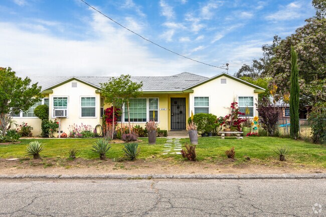 Nice landscape traditional home in Arrowhead Farms.