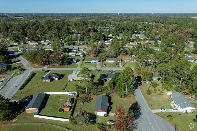 Quinby Estates is a small neighborhood with many amenties.