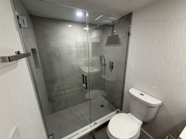 6960 NW 174th Terrace unit 208, Hialeah, FL 33015 - photo 2