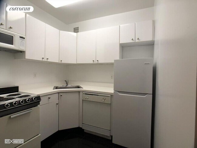 117 W 58th St, New York, NY 10019 - photo 4