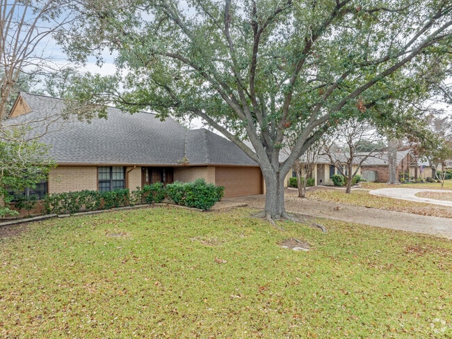 Many homes in Midway have large yards filled with oaks.