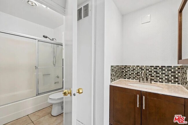 Bakman Towers unit 201, North Hollywood, CA 91601 - photo 3