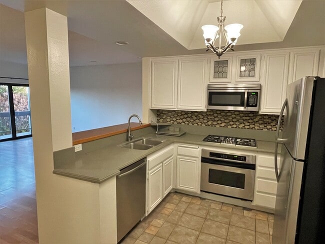 Kitchen, service bar