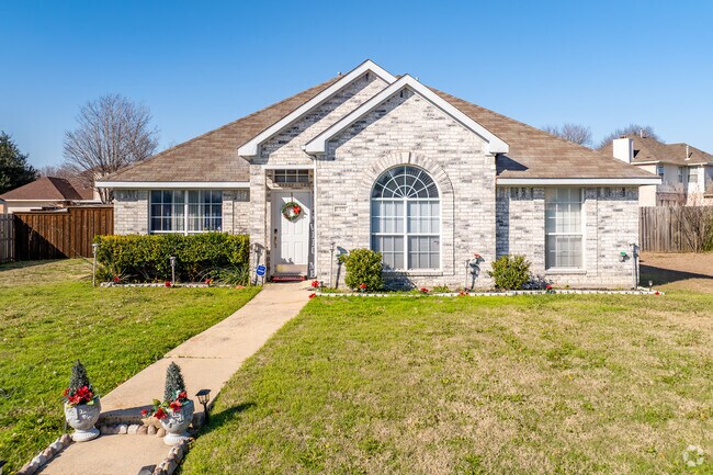 Explore DeSoto’s solid brick ranch homes, blending vintage charm with modern comfort.