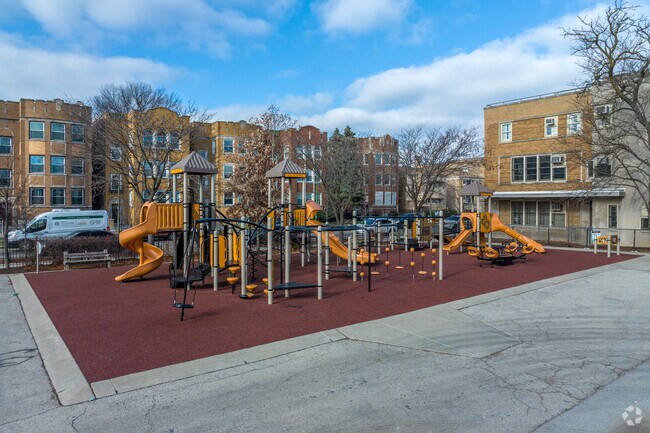 Joplin Elementary School hasa student-teacher ratio of 18 to 1.
