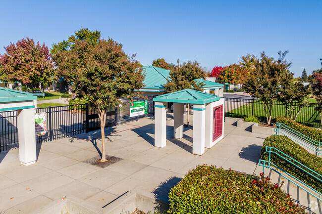 Oak Hill Elementary School has quality education for students in Roseville.