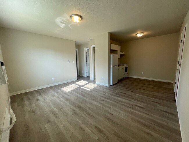 2413 24th St, Des Moines, IA 50310 - photo 3