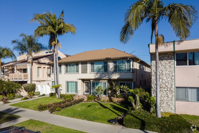 Some of the larger homes in Alamitos Beach are actually condos and duplexes.