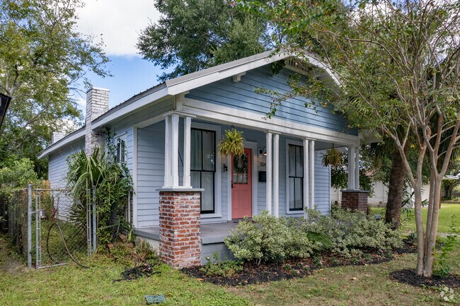 Jackson Park homes often feature front porches.
