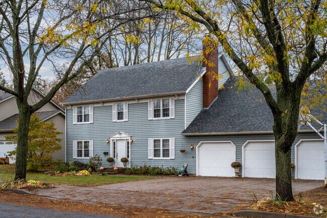 Some Colonial style homes in Putnam Heights have attached garages.