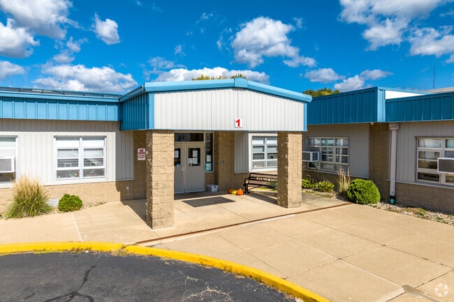 The student-teacher ratio at La Salle Elementary School is 19:1.