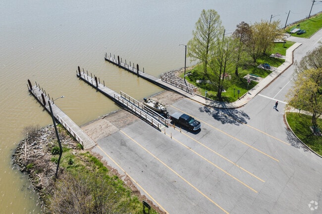 Shoreland offer easy access to the Ottawa River for boats, kayaks and fishermen.