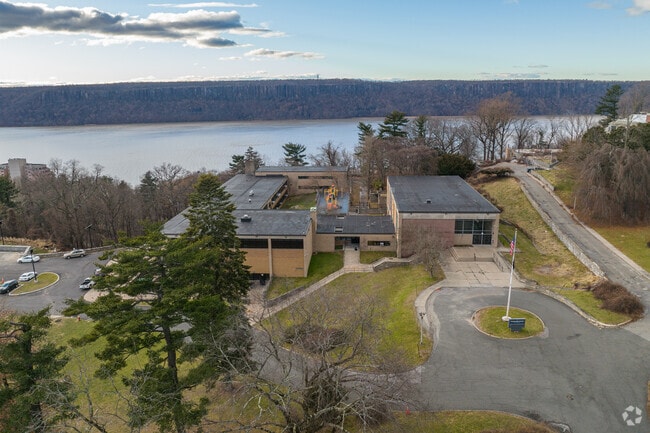 Explore the William Boyce Thompson School at 1061 N Broadway, Yonkers, NY 10701.