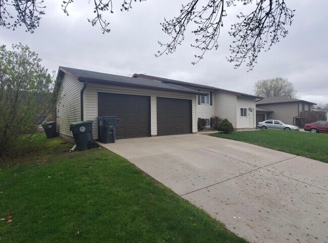 3511 29th Ct S unit Upper Unit Duplex, La Crosse, WI 54601 - photo 2