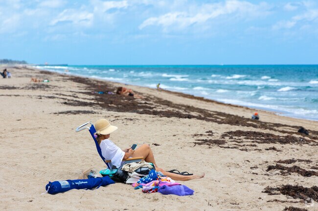 The beach is just a few minutes from Valencia Sound.