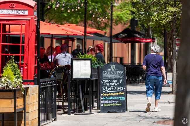 There are several restaurants near Twickenham Historic District with outdoor seating.