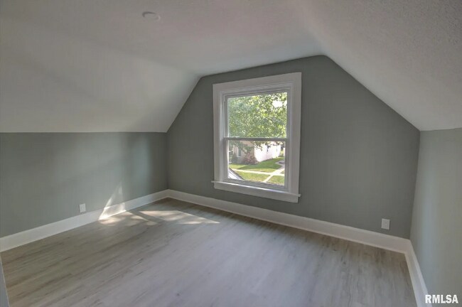 2312 W 1st St, Davenport, IA 52802 - photo 7