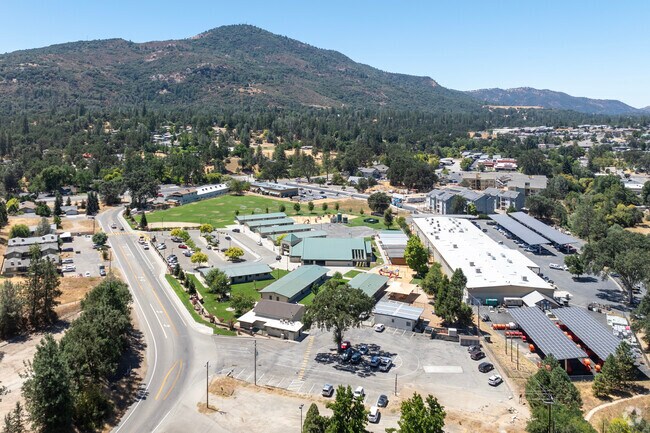 The campus of Oakhurst Elementary School in Oakhurst.