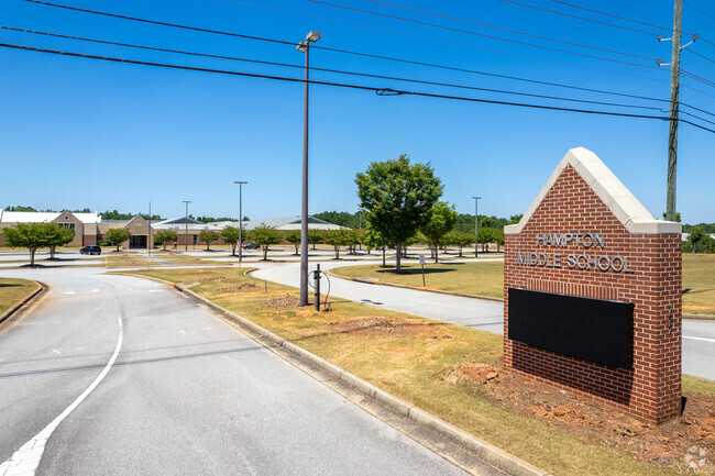 Hampton Middle School a student-teacher ratio of 19 to 1.