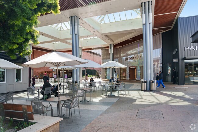 Al fresco dining delights at Stanford Shopping Center near North Fair Oaks.