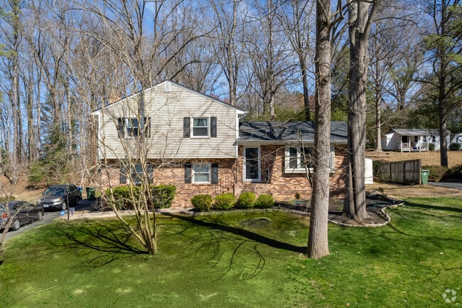 Split level homes can be seen throughout the Huguenot neighborhood.