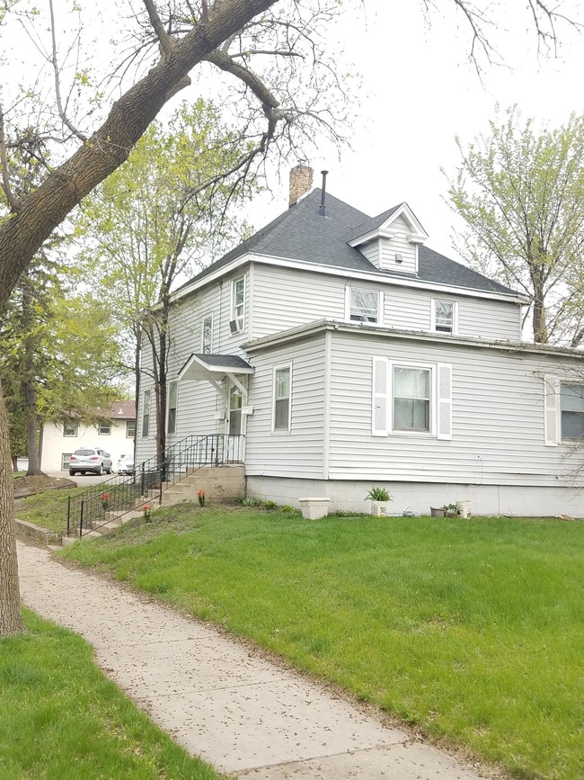 416 Broadway St NE Unit 2, Minneapolis, MN 55413