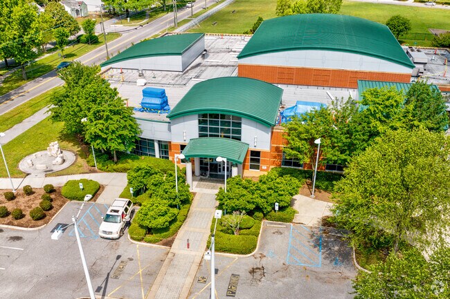 The Norview Community Center in Greenhill Farms has indoor recreational facilities for locals.