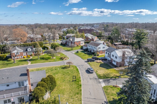 Take a drive down the clean and curved streets that Munsey Park is famous for.