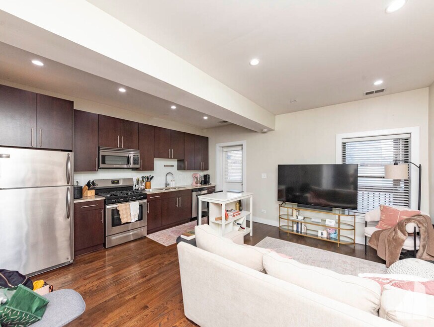 1504 W Roscoe St unit 2W, Chicago, IL 60657 - photo 1