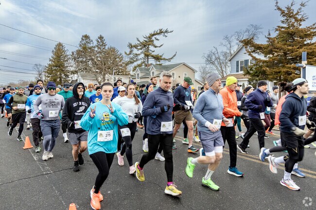 And they are off on the 10 Mile Brewery Run.